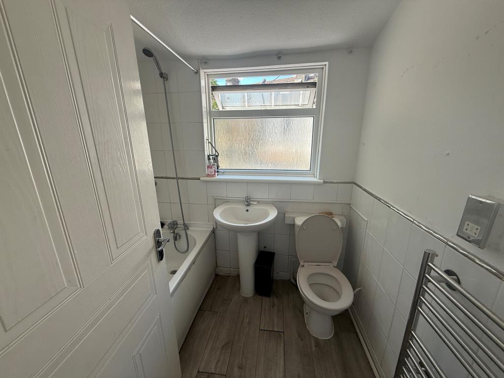 Lot: 121 - SIX-BEDROOM FORMER HMO - Bathroom
